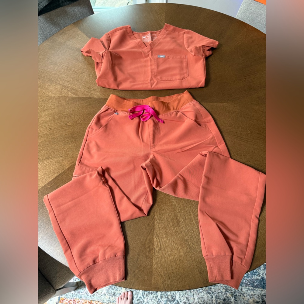 Figs XXS Catarina One-Pocket Scrub Top & XS ZamoraJogger Scrub Pants
